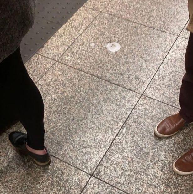 Se afla într-o stație de metrou, când a văzut ceva de-a dreptul dezgustător. „Te aștepți la orice, dar nu și la asta. Cât de nesimțit poți să fii?” (FOTO) 627746