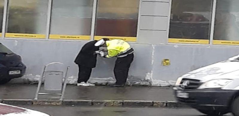 Un polițist din Bacău s-a apropiat de un om al străzii și a început să vorbească cu el. În câteva secunde, ceva uluitor s-a întâmplat. Cineva a surprins momentul (FOTO) 627759