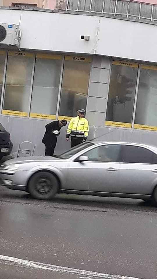 Un polițist din Bacău s-a apropiat de un om al străzii și a început să vorbească cu el. În câteva secunde, ceva uluitor s-a întâmplat. Cineva a surprins momentul (FOTO) 627761
