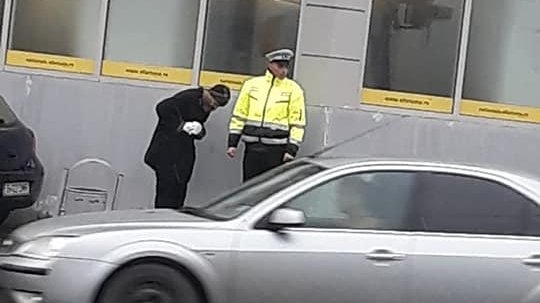 Un polițist din Bacău s-a apropiat de un om al străzii și a început să vorbească cu el. În câteva secunde, ceva uluitor s-a întâmplat. Cineva a surprins momentul (FOTO)