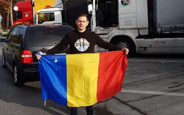 Un român din Germania merge din parcare în parcare și-i duce pe șoferii de TIR la vot cu mașina personală