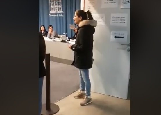 VIDEO. O româncă din Spania a început să cânte când a ajuns la secția de votare. Cântecul ei a impresionat până la lacrimi membrii secției