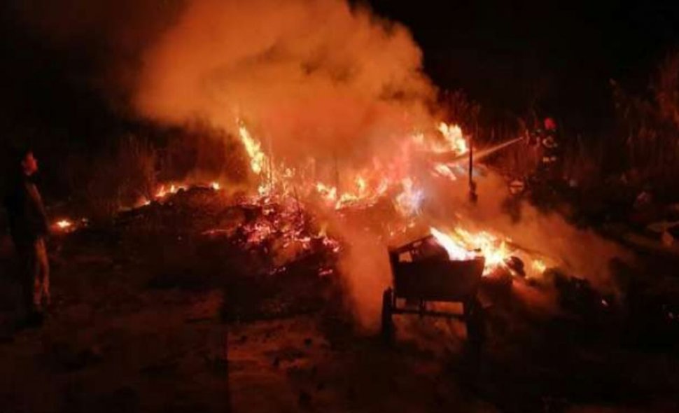 Bărbat carbonizat în Timiș, după ce adăpostul improvizat în care trăia a luat foc