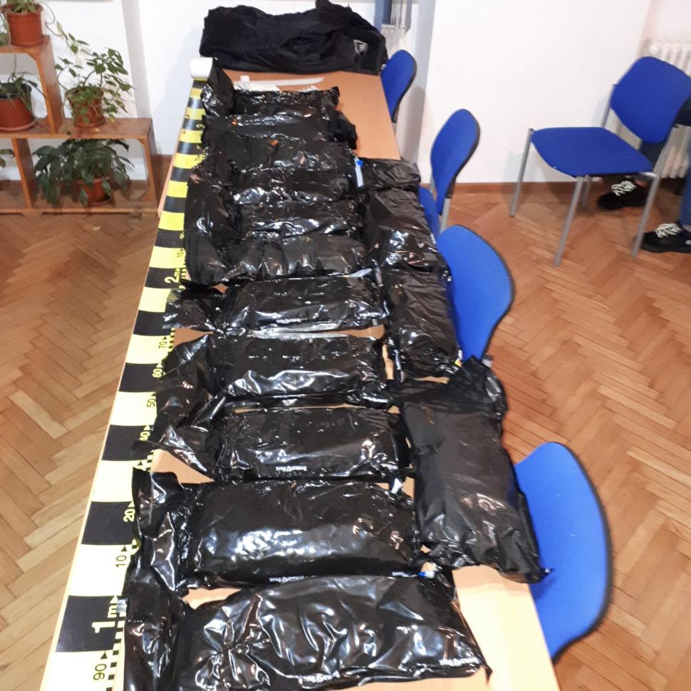 Captură impresionantă făcută de poliţiştii antidrog: Aproape 30 de kilograme de cannabis şi peste 12.000 euro 628082