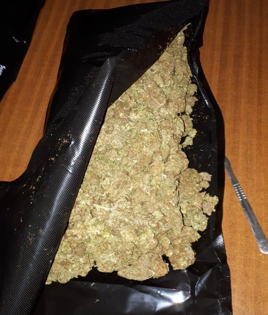 Captură impresionantă făcută de poliţiştii antidrog: Aproape 30 de kilograme de cannabis şi peste 12.000 euro 628085