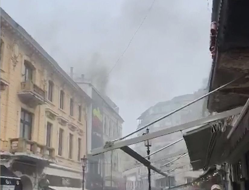 Un incendiu a devastat acoperișul unei clădiri din Centrul Vechi al Capitalei