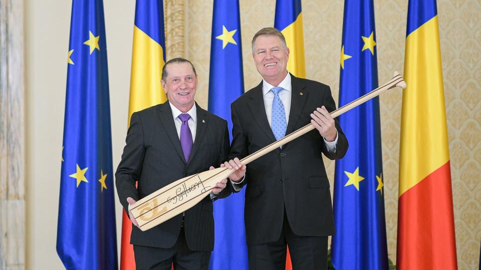 Klaus Iohannis și Ivan Patzaichin, imaginea zilei pe Facebook. Cum s-a fotografiat președintele alături de marele sportiv, la ceremonia ce i-a fost dedicată 628285
