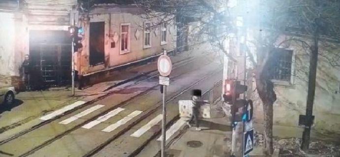 La lăsatul serii, pe o stradă din Timișoara, camerele de supraveghere au surprins ceva neașteptat: „Ce nesimțiti! Chiar pe stradă și-au găsit!” (FOTO) 628236