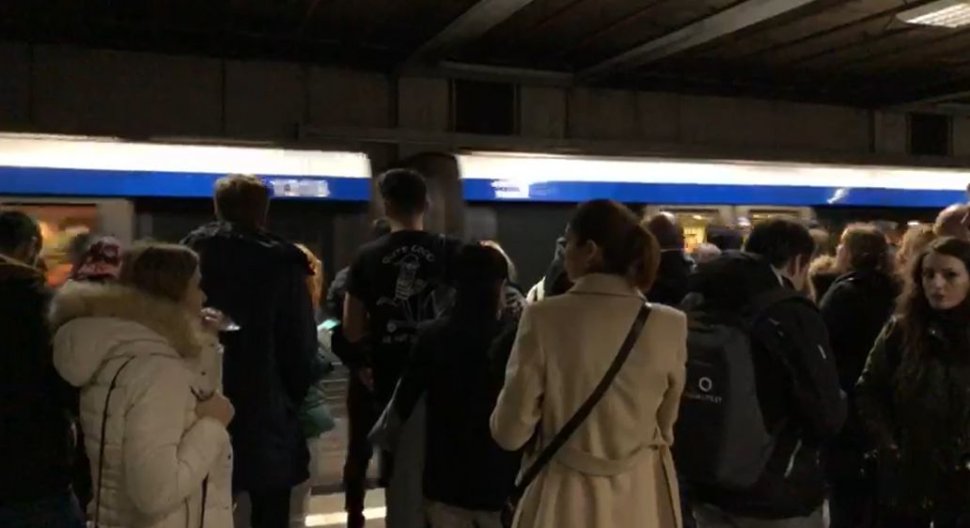 Noi probleme la metrou! Călătorii au fost nevoiți să aștepte minute în șir din „motive tehnice”