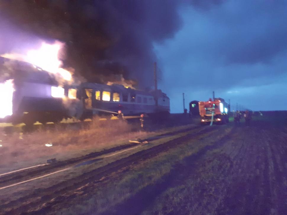 Tren oprit în gară, cuprins de flăcări. Zeci de călători s-au autoevacuat; o persoană a avut nevoie de îngrijiri medicale  628332