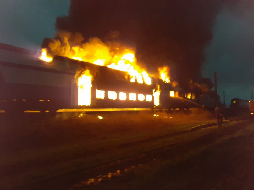 Tren oprit în gară, cuprins de flăcări. Zeci de călători s-au autoevacuat; o persoană a avut nevoie de îngrijiri medicale 
