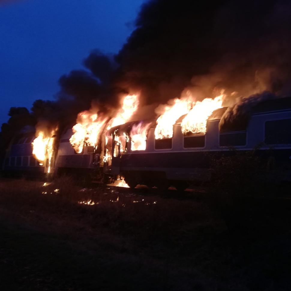 Tren oprit în gară, cuprins de flăcări. Zeci de călători s-au autoevacuat; o persoană a avut nevoie de îngrijiri medicale  628335