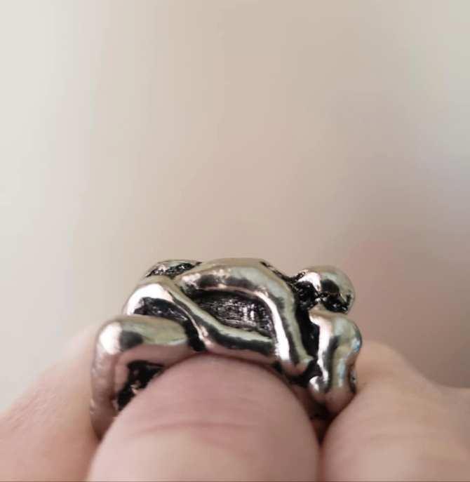 A moștenit un inel de argint de la mătușa ei, iar când l-a analizat îndeaproape a încremenit. Detaliul i-a șocat și pe internauți! ”E clar! Sunt doi oameni care...”  628803