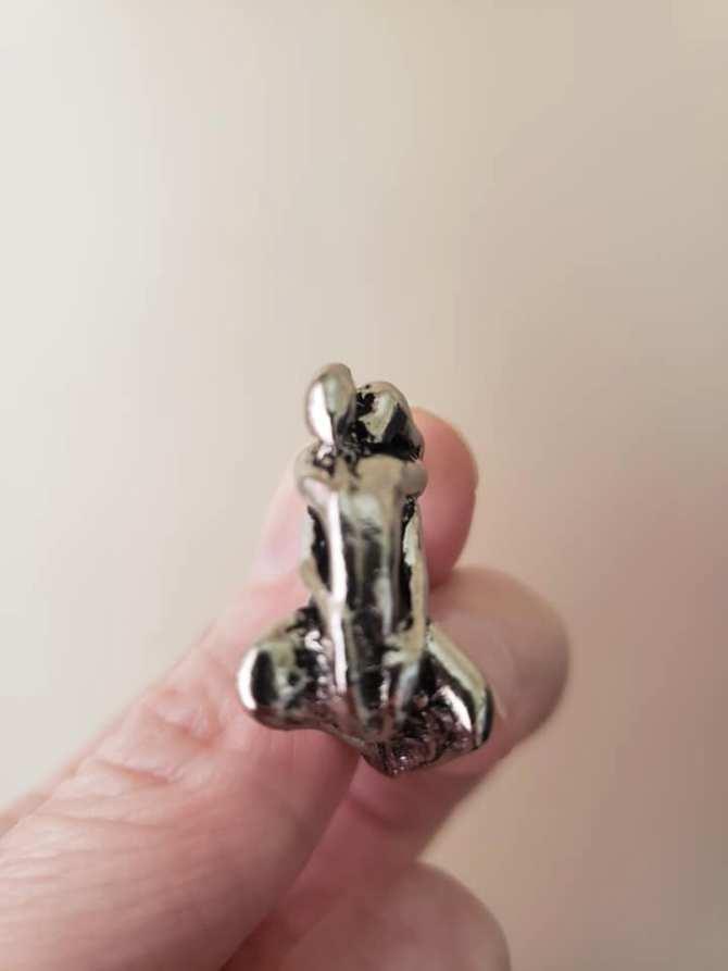 A moștenit un inel de argint de la mătușa ei, iar când l-a analizat îndeaproape a încremenit. Detaliul i-a șocat și pe internauți! ”E clar! Sunt doi oameni care...”  628804