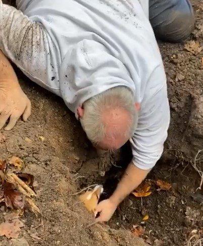 Bărbatul a fost văzut săpând cu disperare într-o groapă. Ce a urmat i-a făcut pe toți cei prezenți să plângă (FOTO) 628818