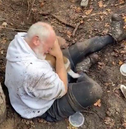 Bărbatul a fost văzut săpând cu disperare într-o groapă. Ce a urmat i-a făcut pe toți cei prezenți să plângă (FOTO) 628819