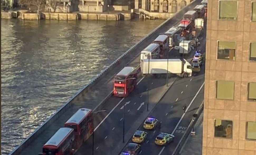 Atac armat în centrul Londrei. Două persoane și-au pierdut viața, atacatorul a fost împușcat mortal de polițiști