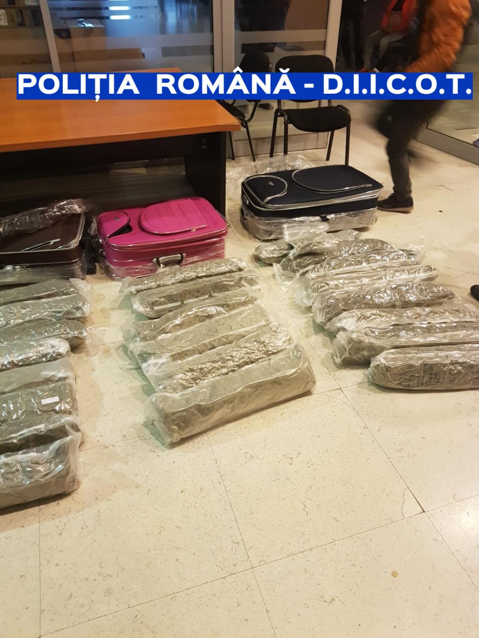 Mergea cu mașina pe centura Bucureștiului, când a fost oprit de poliția rutieră. Când oamenii legii s-au uitat în mașină, au încremenit: Doamne, erau cu zecile! 628860
