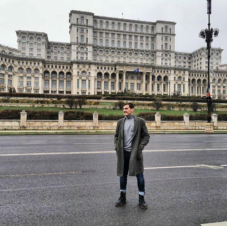 Trecea prin fața Casei Poporului, când a văzut pe cineva făcând o poză! Dumnezeule, nu-mi vine să cred! E chiar el! (FOTO) 629176