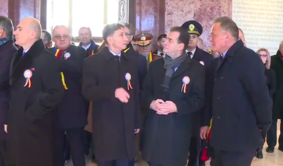 Gest incredibil făcut de premierul Ludovic Orban la ceremonia de 1 Decembrie de la Alba Iulia. Cei din jur au rămas mască
