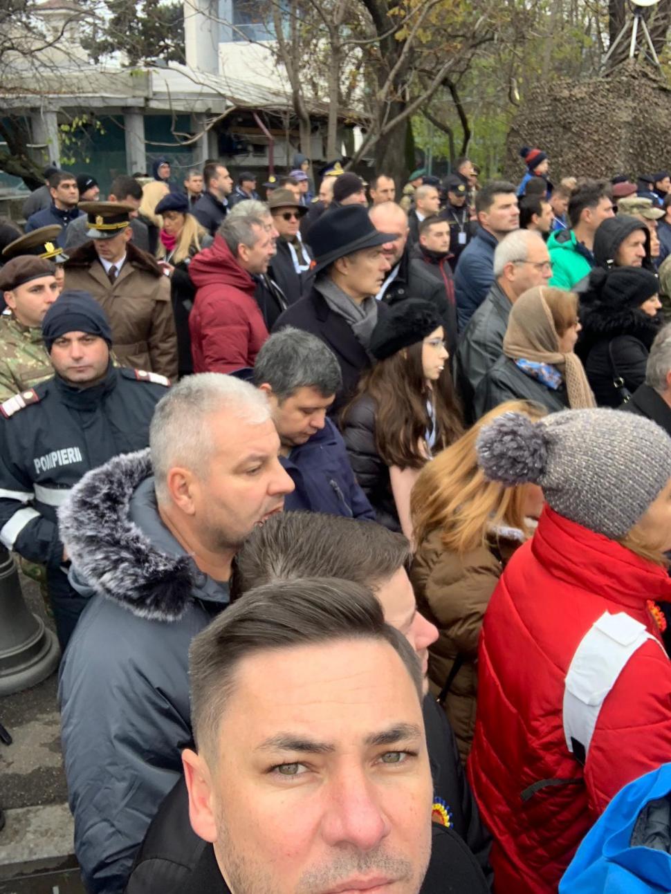 Personaj controversat surprins printre spectatori la parada militară. Oamenii au scos imediat telefoanele ca să-l fotografieze - FOTO  629277