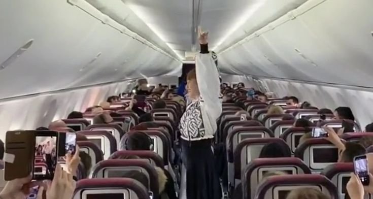 Se aflau într-un avion TAROM cu destinația Paris, când ceva cu totul neașteptat s-a întâmplat. Toată lumea a scos telefoanele și a filmat (VIDEO)