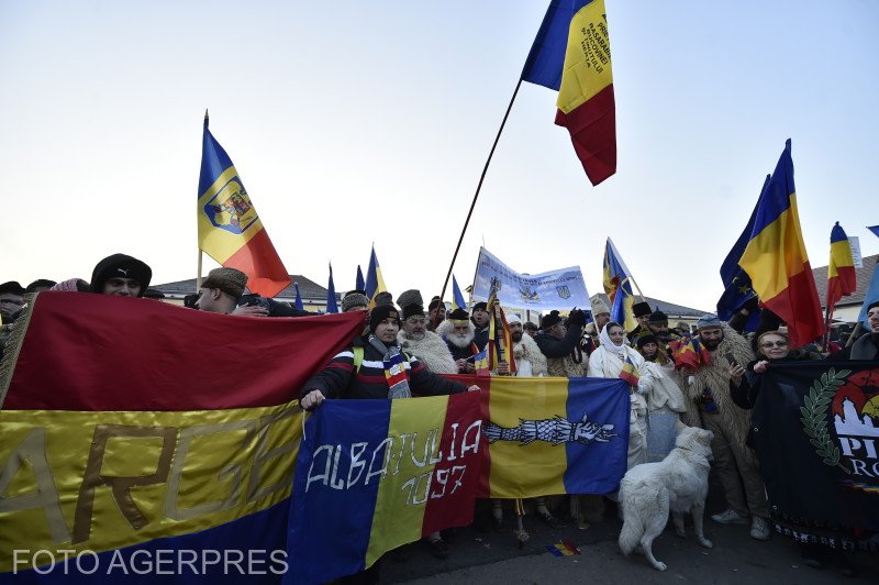 ZIUA ROMÂNIEI. Mesaje unioniste, scandate de sute de participanţi la "Marşul Unirii", la Alba Iulia 