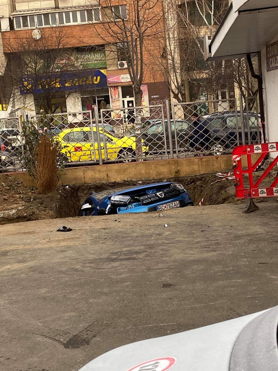 Profesoara din Băcau venise liniștită la cursuri. Și-a parcat mașina în curtea liceului și a plecat spre cancelarie. La scurt timp, un anunț i-a adus cel mai negru coșmar al ei. Nu îi venea să creadă că s-a întâmplat asta - FOTO 629408