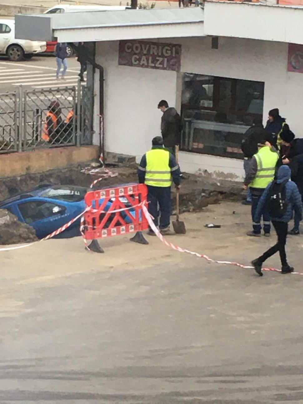 Profesoara din Băcau venise liniștită la cursuri. Și-a parcat mașina în curtea liceului și a plecat spre cancelarie. La scurt timp, un anunț i-a adus cel mai negru coșmar al ei. Nu îi venea să creadă că s-a întâmplat asta - FOTO 629410