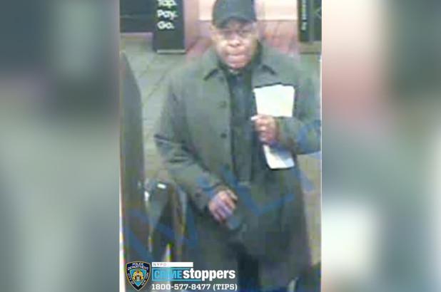 Oamenii urcaseră în metrou la oră de vârf, când au văzut un cuplu care se comporta extrem de ciudat. Când s-au apropiat au înțeles și de ce: „Dumnezeule, făceau dragoste chiar acolo!” (FOTO) 629731