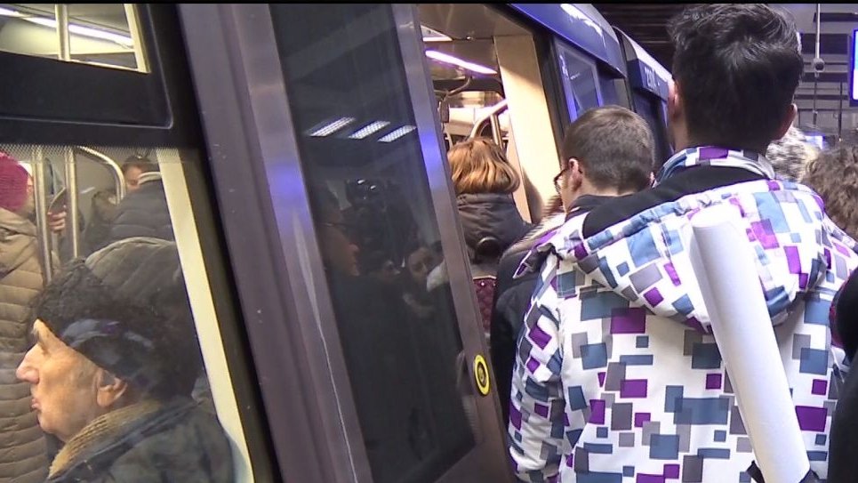 Oamenii urcaseră în metrou la oră de vârf, când au văzut un cuplu care se comporta extrem de ciudat. Când s-au apropiat au înțeles și de ce: „Dumnezeule, făceau dragoste chiar acolo!” (FOTO)