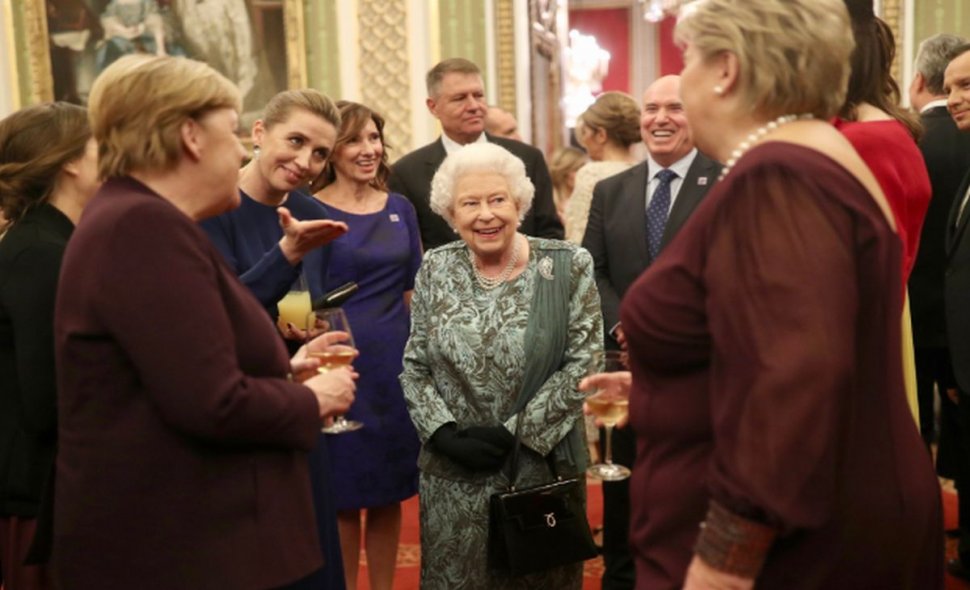 Poza de grup de la recepția oferită de Regina Elisabeta a II-a. Unde e așezat președintele Klaus Iohannis