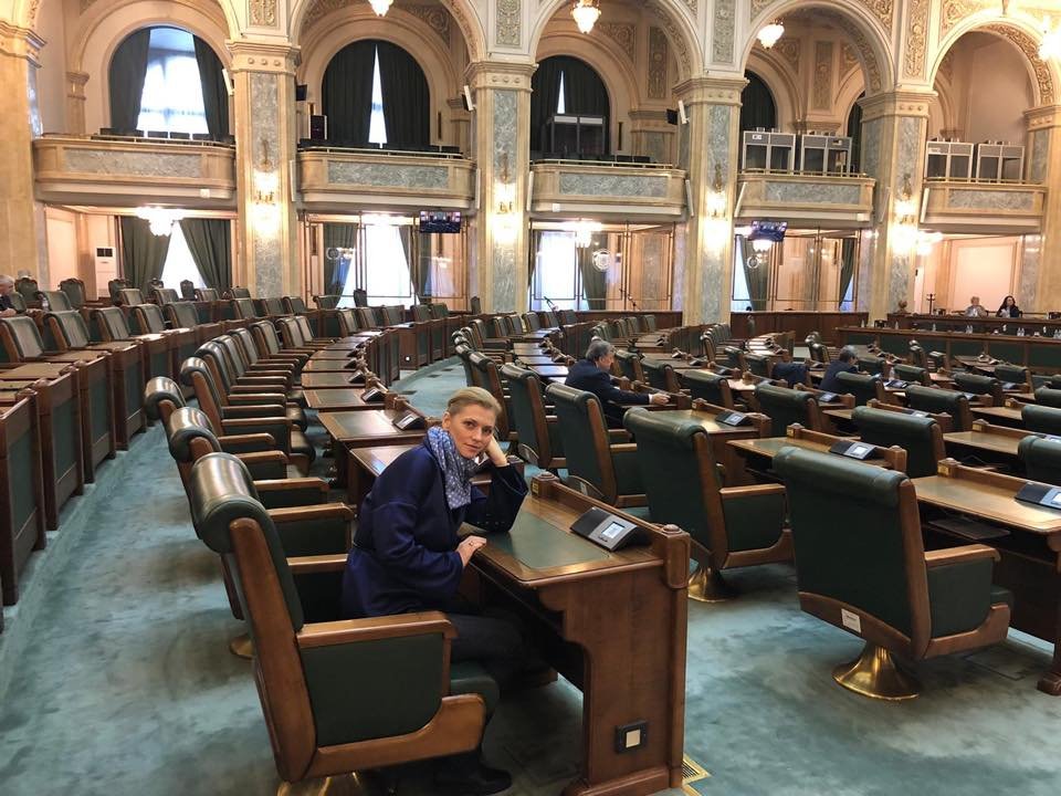 Alina Gorghiu: „Moment penibil! Președintele Senatului numit de PSD vorbește azi unei săli goale”
