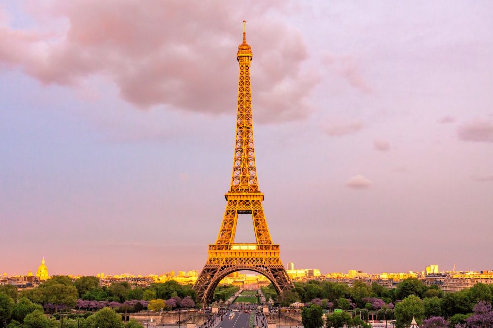 Turnul Eiffel, închis joi din cauza grevelor; Palatul Versailles recomandă amânarea vizitelor