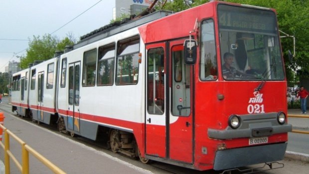 Accident neobișnuit în Timișoara! O pasageră aflată într-un tramvai, lovită de un autoturism