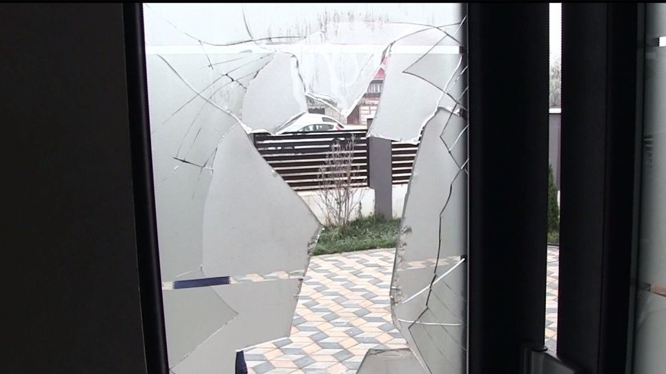 Casă din Craiova, atacată cu cocktailuri Molotov pentru o datorie la jocurile de noroc - VIDEO