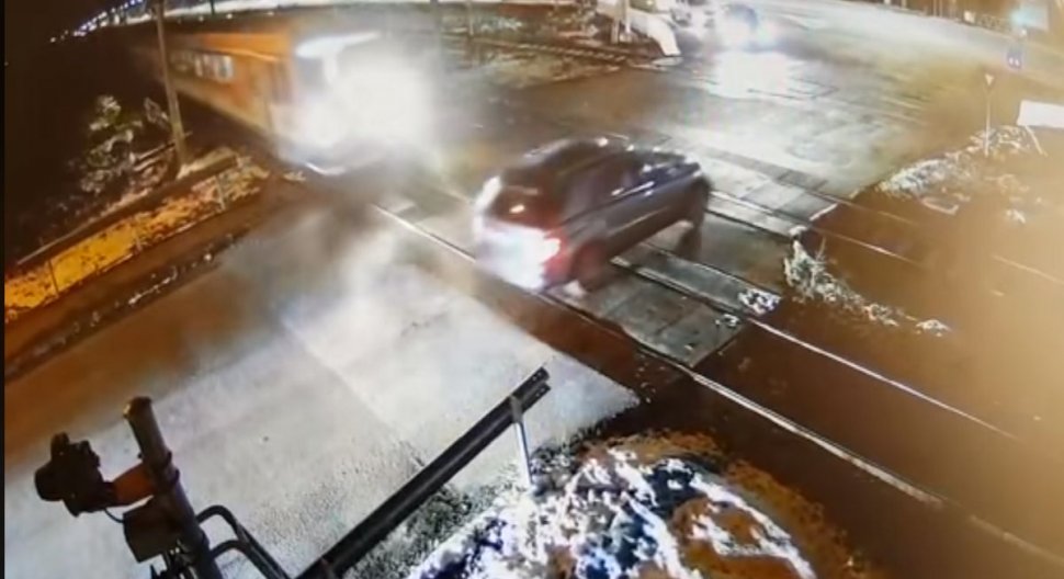 Imagini incredibile: Un șofer din Cluj a fentat moartea cu o fracțiune de secundă (VIDEO)