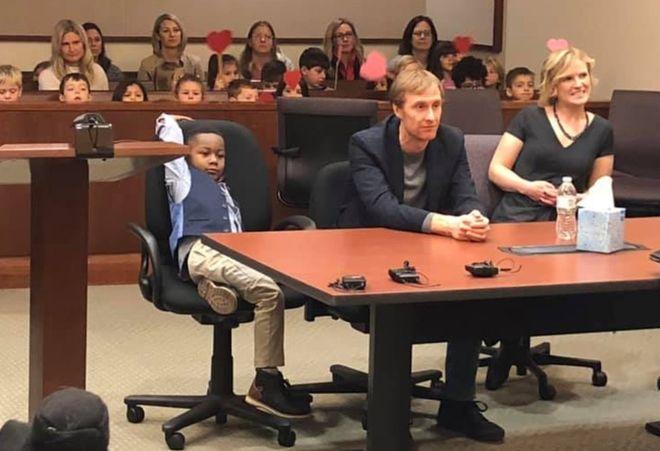 Un băiețel de cinci ani a fost adoptat și și-a chemat toată clasa în sala de judecată ca să sărbătorească