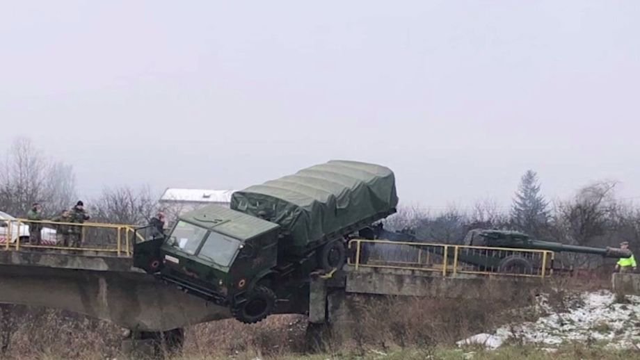 Imagini incredibile în Cluj: Camion militar suspendat pe marginea unui pod