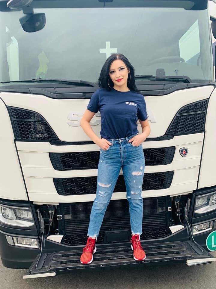 Mălina-Elena are 22 de ani, este din Botoșani și este de o frumusețe răpitoare. Doar că toți își fac cruce când le spune cu ce se ocupă! E imposibil așa ceva! (FOTO) 631054