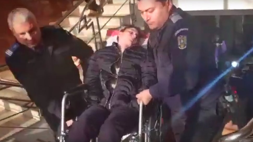 Ana Maria a fost târâtă în scaunul cu rotile în fața judecătorilor. Dintr-o fată veselă de 15 ani a ajuns paralizată