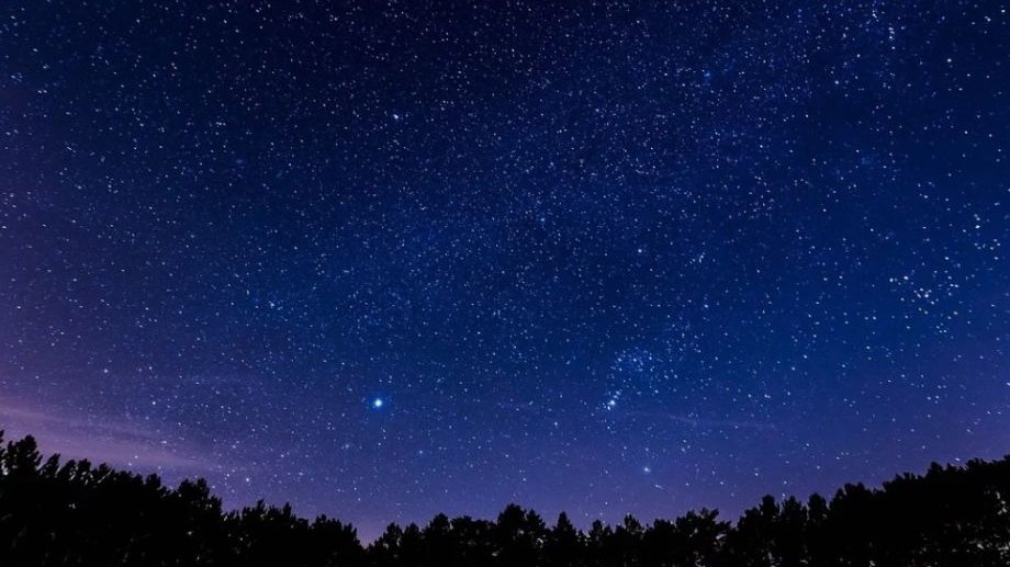 Lumini ciudate au fost filmate pe cer deasupra unui orăşel din Arizona. „E o navă extraterestră” - VIDEO