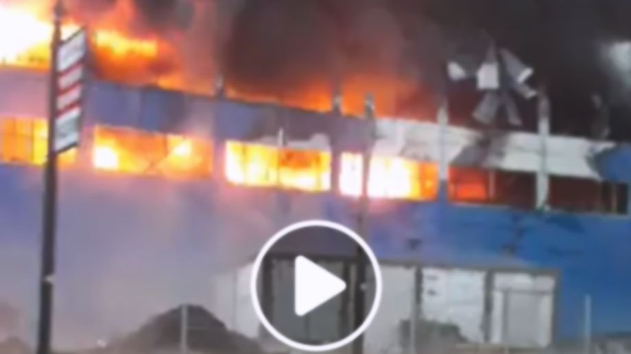 Incendiu de amploare în Câmpia Turzii! Arde o hală industrială de mezeluri - VIDEO