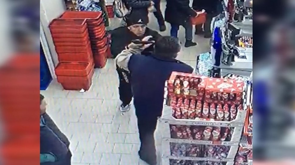 Oamenii aflați într-un supermarket din Timișoara au rămas blocați, când bărbatul s-a apropiat de casieriță și i-a spus cu glas tare: „Te omor!” Apoi a urmat ceva și mai halucinant. Momentul a fost surprins de camere (VIDEO)
