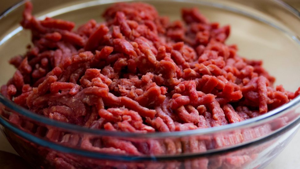 Alertă alimentară: carnea cu pestă porcină păstrată în congelator poate conţine virusul trichinelozei. Ce sunt sfătuiţi oamenii să facă de Crăciun