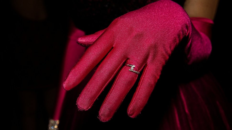 Un român a dat o sumă importantă pentru a cumpăra un inel purtat de Rihanna pentru a-și impresiona iubita