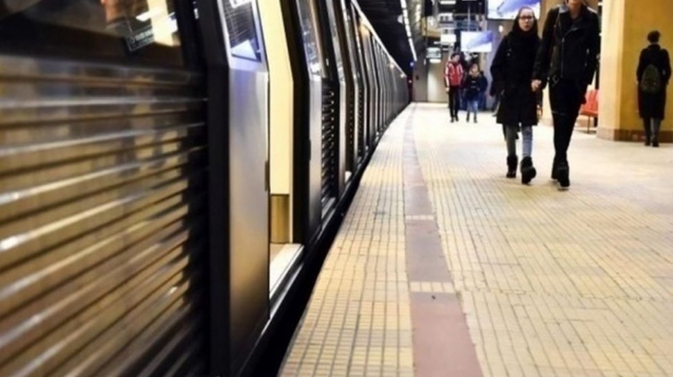 Gabriel ajunsese în stația de metrou Piața Victoriei, când a avut parte de o surpriză cu totul neașteptată. A scos imediat telefonul și a înregistrat totul (VIDEO)