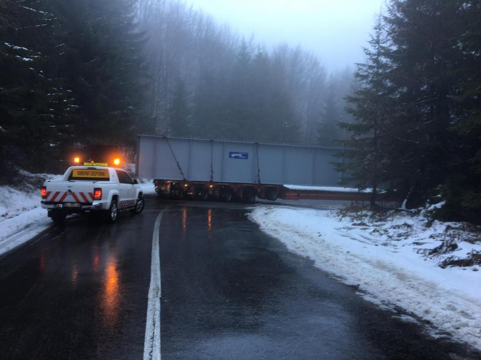Traficul a fost reluat pe DN 1A, la Cheia, după ce un transport agabaritic rămăsese blocat într-o curbă 631967