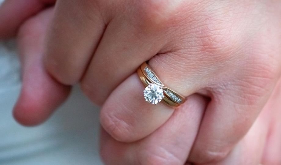 Doi tineri au aruncat, din greșeală, un inel de logodnă cu diamant uriaș și l-au căutat apoi în 30 de tone de gunoaie. Cum s-a terminat grozăvia