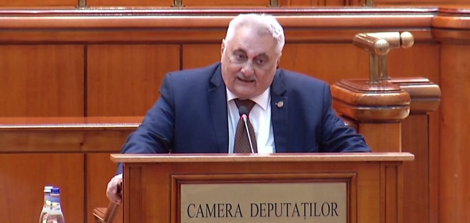Circ în Parlament pe dublarea alocațiilor copiilor. Nicolae Bacalbașa și liderul deputaților PNL s-au insultat în plen: „Mirosea violent a alcool”